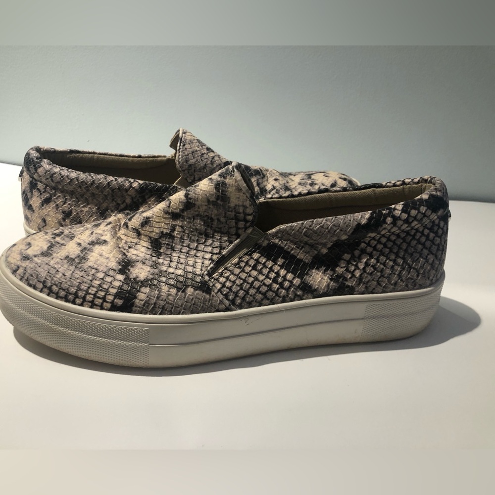 Steve Madden 9 slip on shoes faux snake skin